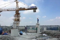 Phá dỡ xong tầng 19 - của toàn nhà số 8B Lê Trực, phường Điện Biên, quận Ba Đình, đã phá dỡ xong dơ sai phạm. (Ảnh: Minh Nghĩa/TTXVN)