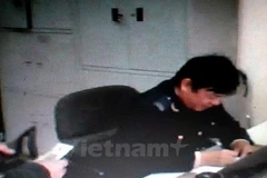 Người "chạy lệnh" thực hiện việc nộp "phí bôi trơn." (Ảnh cắt từ clip phóng viên điều tra) 