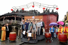 Du khách quốc tế chụp ảnh lưu niệm tại Chùa Cầu, Hội An, Quảng Nam. (Ảnh: Nguyễn Sơn/TTXVN)