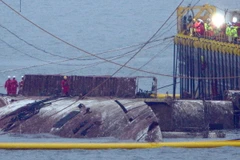 Lực lượng cứu hộ làm nhiệm vụ trục vớt phà Sewol trên vùng biển gần Jindo, cách Seoul 472km về phía tây nam ngày 23/3. (Ảnh: Yonhap/TTXVN)