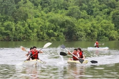 Tour du lịch mạo hiểm chèo thuyền kayak vượt sông - một trong những nội dung được cấp phép cho các công ty du lịch tại Lâm Đồng. (Ảnh: Nguyễn Dũng/TTXVN)
