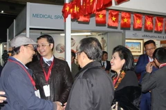 Các bạn Indonesia đến tham quan và tìm hiểu gian hàng Việt Nam. (Ảnh: Mạnh Hùng/Vietnam+)