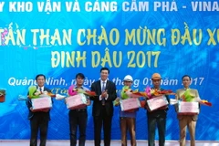 Lãnh đạo tỉnh Quảng Ninh chúc Tết cán bộ, công nhân Công ty Kho vận và Cảng Cẩm Phả thuộc Vinacomin trước khi tổ chức rót than xuống tàu. (Ảnh: Văn Đức/TTXVN)