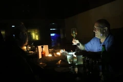 Hưởng ứng chiến dịch "Giờ Trái đất 2016," nhiều nhà hàng tại Hà Nội thắp sáng bằng nến và thanh dạ quang. (Ảnh: Huy Hùng/TTXVN)