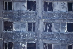 Tòa chung cư Grenfell Tower bị phá hủy sau vụ hỏa hoạn. (Ảnh: AFP/TTXVN)