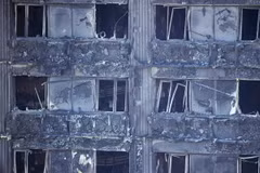 Tòa chung cư Grenfell Tower bị phá hủy sau vụ hỏa hoạn. (Ảnh: AFP/TTXVN)