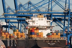 Một tàu chở hàng cập cảng tại Mỹ. (Ảnh: AFP/TTXVN)