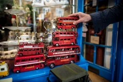 Hàng hóa được bày bán tại một khu chợ ở quận Notting Hill, London ngày 8/8 vừa qua. (Ảnh: AFP/TTXVN)