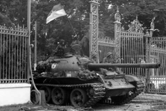 Xe tăng quân Giải phóng tiến vào chiếm Dinh Độc Lập, trưa 30/4/1975. (Ảnh: Trần Mai Hưởng/TTXVN)