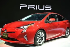 Một mẫu xe Prius của Toyota được giới thiệu trong buổi họp báo trước thềm triển lãm ôtô Tokyo của Nhật Bản. (Ảnh: AFP/TTXVN)