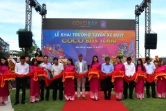 Cắt băng khai trương xe buýt hai tầng mui trần Coco Bus Tour phục vụ du lịch tại Đà Nẵng. (Ảnh: Trần Lê Lâm/Vietnam+)
