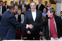 Trưởng đoàn hòa đàm Chính quyền Colombia Juan Camilo Restrepo và đại diện của ELN Pablo Beltran (phải) tại vòng đàm phán thứ nhất ở Salgoqui, Ecuador ngày 6/4 vừa qua. (Ảnh: EPA/TTXVN)