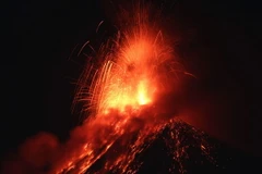 Núi lửa Volcano of Fire phun trào tại Alotenango thuộc Sacatepequez, Guatemala ngày 25/1. (Ảnh: EPA/TTXVN)