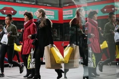 Người dân Anh trên đường phố London ngày 27/10/2016. (Ảnh: AFP/TTXVN)
