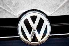Biểu tượng của hãng Volkswagen tại nhà máy sản xuất ôtô ở Wolfsburg, Đức ngày 5/1 vừa qua. (Ảnh: EPA/TTXVN) 