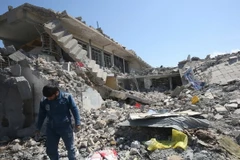 Cảnh đổ nát sau các vụ không kích của liên quân chống IS tại khu vực al-Jadida của Iraq, ngày 26/3 vừa qua. (Ảnh: AFP/TTXVN)