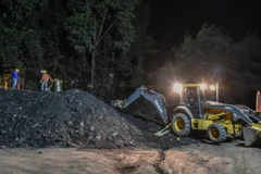 Công tác tìm kiếm người mất tích tại hiện trường vụ nổ. (Ảnh: AFP/TTXVN)