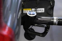 Bơm xăng cho ôtô tại trạm xăng. (Ảnh: AFP/TTXVN)