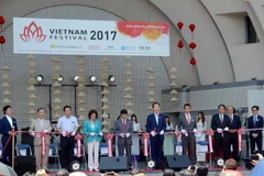 Các đại biểu cắt băng khai mạc Lễ hội Việt Nam năm 2017 tại Nhật Bản. (Ảnh: Gia Quân/Vietnam+)