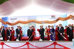 Phó Thủ tướng Trịnh Đình Dũng, Bí thư Tỉnh ủy Hoàng Thị Thúy Lan và lãnh đạo tỉnh, lãnh đạo Tập đoàn Sumitomo thực hiện nghi thức động thổ Khu công nghiệp Thăng Long Vĩnh Phúc. (Ảnh: Nguyễn Trọng Lịch/Vietnam+)