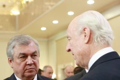 Đặc phái viên Nga về vấn đề Syria Alexander Lavrentiev (trái) tại buổi hòa đàm ở thủ đô Astana, Kazakhstan ngày 23/1 vừa qua. (Ảnh: EPA/TTXVN)