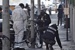 Cảnh sát Italy làm nhiệm vụ tại hiện trường vụ nổ. (Ảnh: EPA/TTXVN)