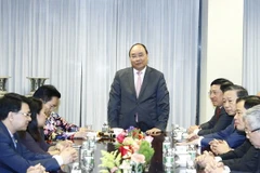 Thủ tướng Nguyễn Xuân Phúc đến thăm và nói chuyện với cán bộ, nhân viên Phái đoàn Đại diện thường trực Việt Nam tại Liên hợp quốc. (Ảnh: Thống Nhất/TTXVN)