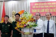 Chủ tịch MTTQ Việt Nam Nguyễn Thiện Nhân đến thăm, chúc mừng tập thể cán bộ, bác sỹ, nhân viên y tế Bệnh viện Quân y 175 thuộc Bộ Quốc phòng. (Ảnh: Thế Anh/TTXVN)