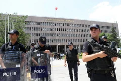 Cảnh sát chống bạo động gác tại Ankara. (Ảnh: AFP/TTXVN)