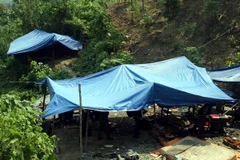 Khu vực lán trại của những người khai thác vàng trái phép. (Ảnh minh họa: Đỗ Trưởng/TTXVN)