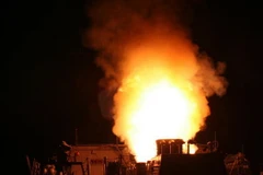 Khoảng 60 quả tên lửa được phóng từ tàu chiến của hải quân Mỹ. (Ảnh: Reuters/TTXVN)