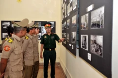 Tùy viên Quốc phòng Việt Nam tại Cuba Vũ Thế Trung giới thiệu các tác phẩm ảnh trưng bày tại triển lãm. (Ảnh: Vũ Lê Hà/TTXVN) 