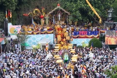 Nghi thức rước Đức Bồ Tát Quán Thế Âm tại lễ hội. (Ảnh: Trần Lê Lâm/TTXVN)