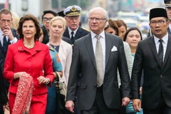 Nhà vua Thụy Điển Carl XVI Gustaf (giữa) và Hoàng hậu Silvia (trái) và Thị trưởng Bandung Ridwan Kamil (phải) thăm Bandung, West Java, Indonesia ngày 24/5. (Ảnh: EPA/TTXVN)