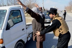 Cảnh sát Afghanistan kiểm tra an ninh tại một trạm kiểm soát ở Kunduz ngày 17/2 vừa qua. (Ảnh: THX/TTXVN)