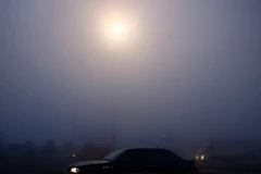 Các phương tiện di chuyển trong màn sương mù dày đặc tại thủ đô Bắc Kinh ngày 4/1. (Ảnh: EPA/TTXVN)