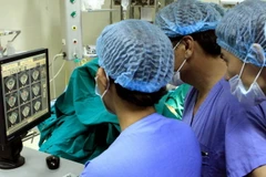 Bệnh viện Đại học Y Hà Nội triển khai kỹ thuật mới. (Ảnh: Dương Ngọc/TTXVN)