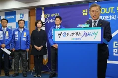 Ứng cử viên Tổng thống Hàn Quốc Moon Jae-in - bên phải. (Ảnh: EPA/TTXVN)