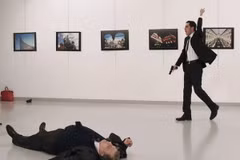 Hung thủ Mevlut Altintas (phải) sau khi sát hại Đại sứ Nga Andrei Karlov (trái) ở Ankara, Thổ Nhĩ Kỳ ngày 19/12/2016. (Ảnh: AFP/TTXVN)