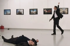 Hung thủ Mevlut Altintas (phải) sau khi sát hại Đại sứ Nga Andrei Karlov (trái) ở Ankara, Thổ Nhĩ Kỳ ngày 19/12/2016. (Ảnh: AFP/TTXVN)