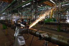 Sản xuất thiết bị ngành công nghiệp nặng tại Công ty Doosan Vina. (Ảnh: Vũ Sinh/TTXVN)