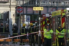 Nhân viên cứu hộ làm nhiệm vụ tại hiện trường vụ nổ. (Ảnh: AFP/TTXVN)