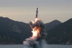 Tên lửa đạn đạo được phóng từ tàu ngầm tại một địa điểm bí mật ở Triều Tiên. (Ảnh: EPA/TTXVN)