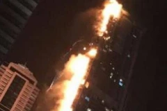 Lửa lan qua tháp Torch ở Dubai. (Nguồn: telegraph.co)