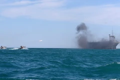 Tàu cao tốc của hải quân Iran tham gia một cuộc tập trận. (Ảnh: AFP/TTXVN)