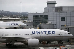 Máy bay của Hãng hàng không United Airlines tại sân bay quốc tế San Francisco, bang California. (Ảnh: AFP/TTXVN)
