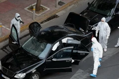 Cảnh sát phong tỏa để điều tra vụ bom thư nhằm vào cựu Thủ tướng Hy Lạp Lucas Papademos tại Athens ngày 25/5. (Ảnh: EPA/TTXVN)