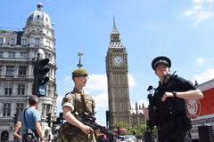 Cảnh sát Anh gác bên ngoài tòa nhà Quốc hội ở London ngày 25/5. (Ảnh: EPA/TTXVN)