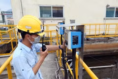 Kiểm tra độ đục kế của hệ thống xử lý nước thải tại Công ty Formosa Hà Tĩnh. (Ảnh: Quang Quyết/TTXVN)