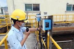 Kiểm tra độ đục kế của hệ thống xử lý nước thải tại Công ty Formosa Hà Tĩnh. (Ảnh: Quang Quyết/TTXVN)